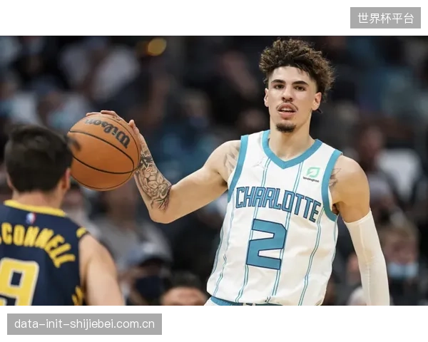 NBA联盟在VisionPro上呈现的首个AR观赛方案，已初步集成了基于球员实时位置的预测交互功能